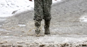 Лужа, слякоть, весна, прохожий. 
