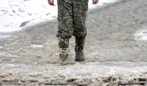 Лужа, слякоть, весна, прохожий. 