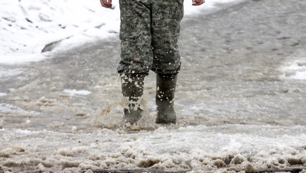 Лужа, слякоть, весна, прохожий. 