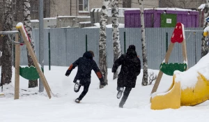 Дети бегут, дети играют. 