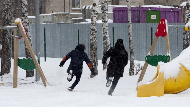 Дети бегут, дети играют. 