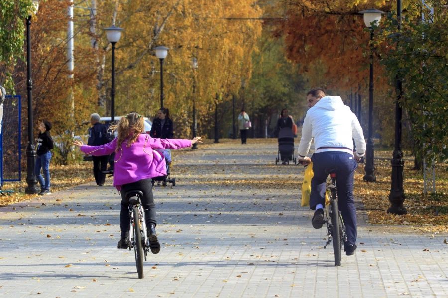 Велосипедная прогулка, ребенок и взрослый. 