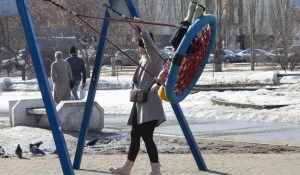 Детская площадка, качели. 