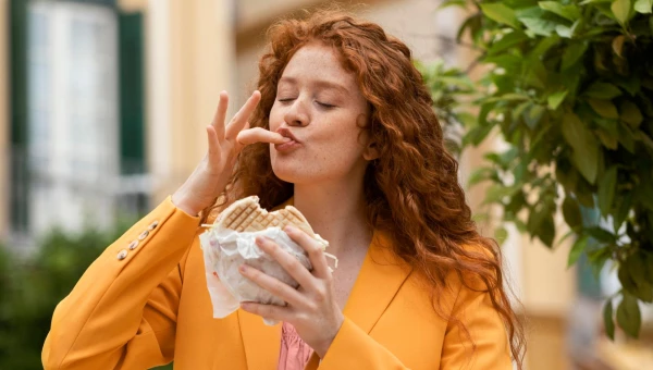 Девушка смакует еду.