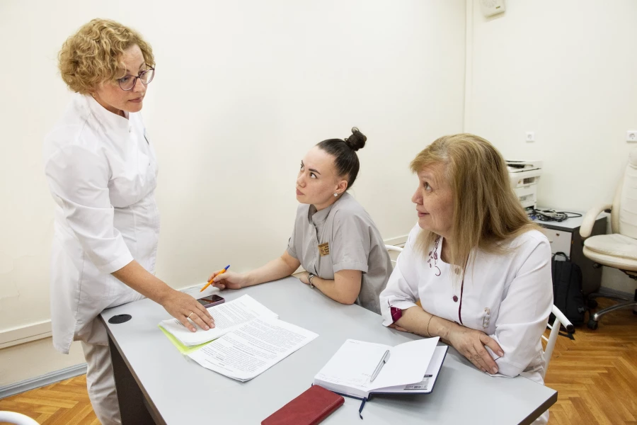 Специалисты Краевой клинической больницы Алтайского края.