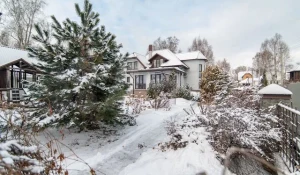 Элитный коттедж с интересной планировкой продается в Барнауле за 36,2 млн рублей.