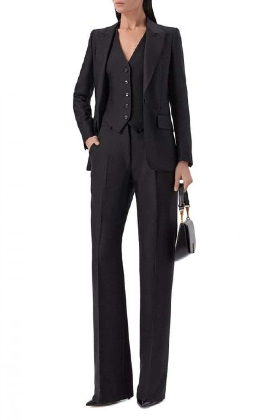 Черный классический костюм, 543 550 рублей.