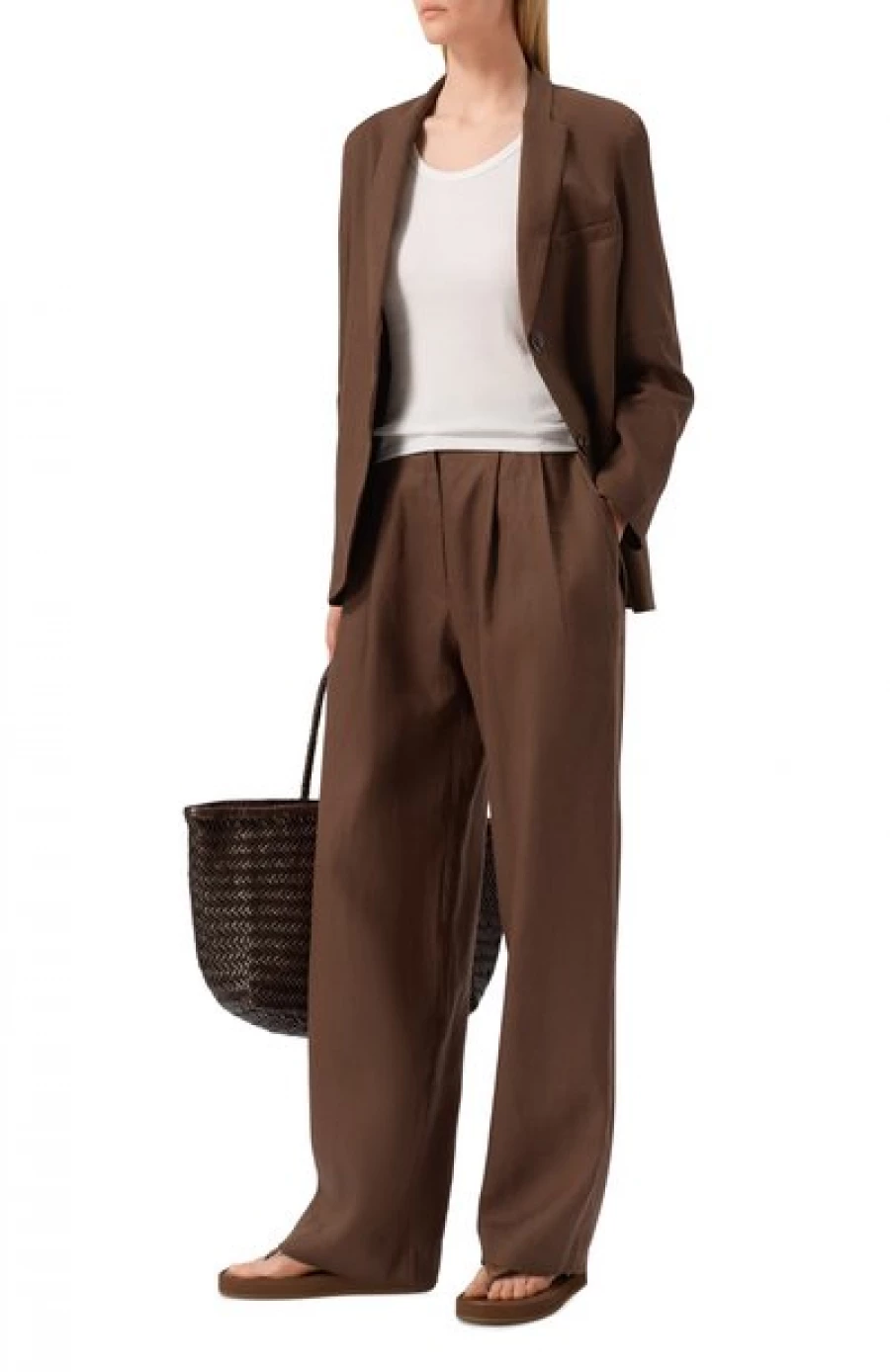 Длинные льняные брюки, 63 400 рублей.