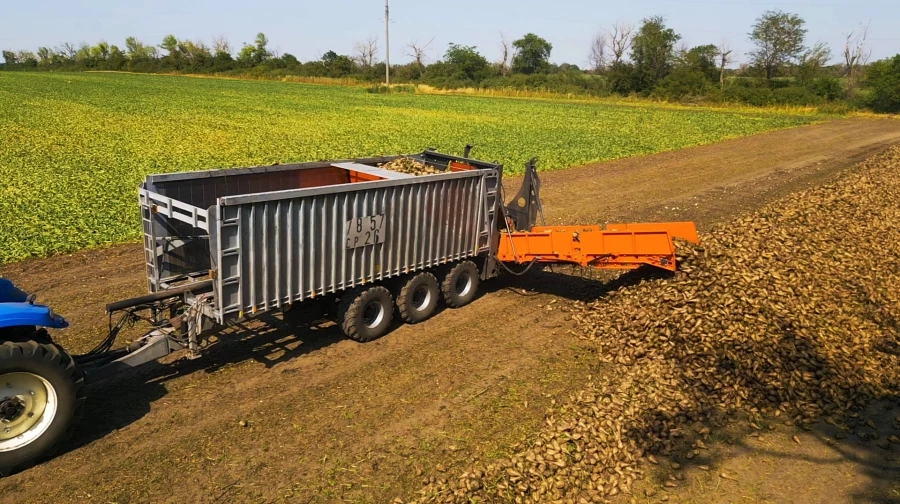 «РУФ-2» вывело на рынок и готовит к патентованию перегрузчик корнеплодов, позволяющий использовать один прицеп под несколько разных задач.