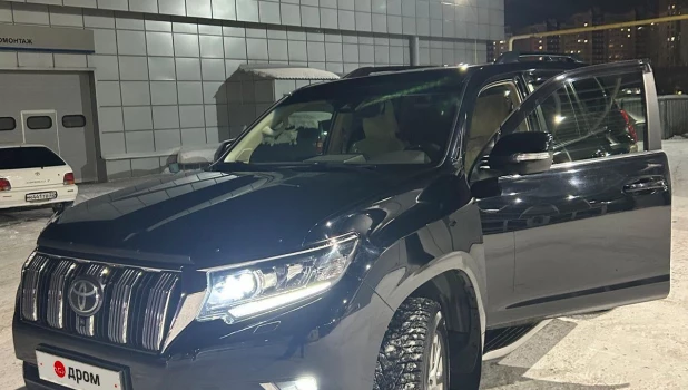 В барнауле продают Toyota Land Cruiser Prado.