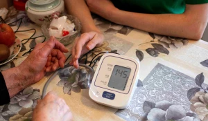 Волонтеры Алтай-Кокса передали тонометры пожилым жителям Заринска.