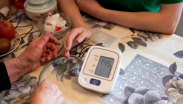 Волонтеры Алтай-Кокса передали тонометры пожилым жителям Заринска.