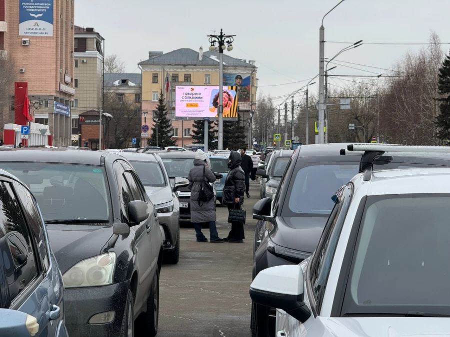 Парковка на площади Советов, 19 марта 2026 год. 