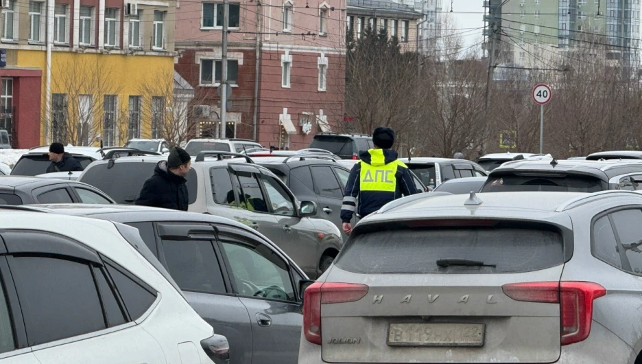Парковка на площади Советов, 19 марта 2026 год. 