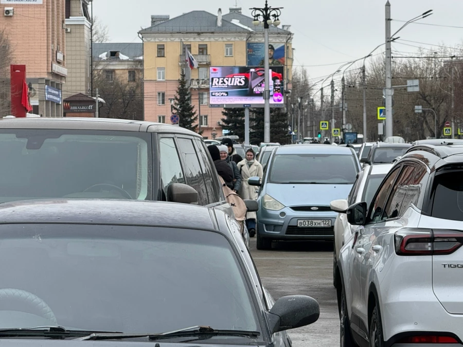 Парковка на площади Советов, 19 марта 2026 год. 