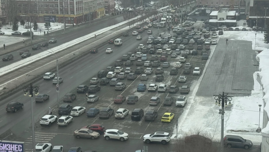 Парковка на площади Советов, 19 марта 2026 год. 