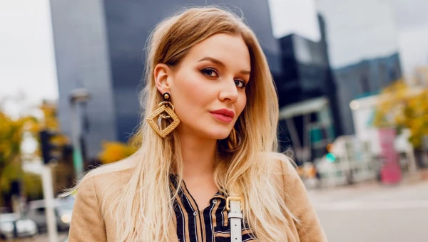 Крупные серьги.