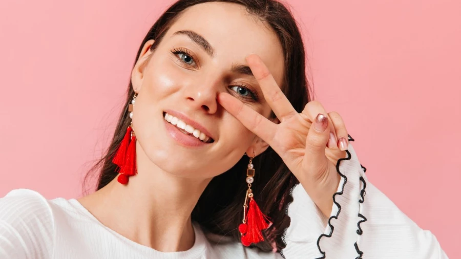 Крупные серьги.