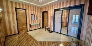 Квартира впечатляющих размеров с санузлом-островом продается в Барнауле.