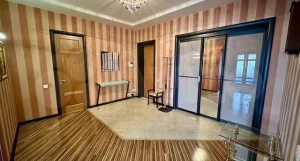 Квартира впечатляющих размеров с санузлом-островом продается в Барнауле.