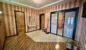 Квартира впечатляющих размеров с санузлом-островом продается в Барнауле.