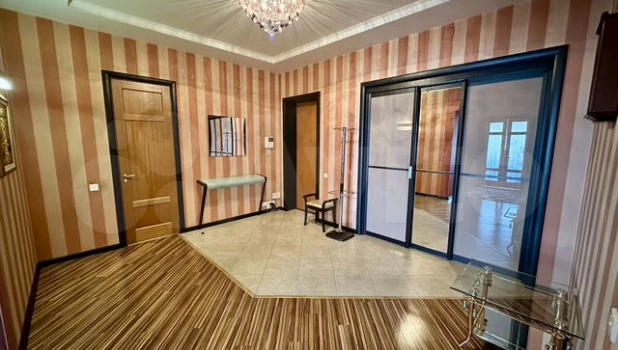Квартира впечатляющих размеров с санузлом-островом продается в Барнауле.