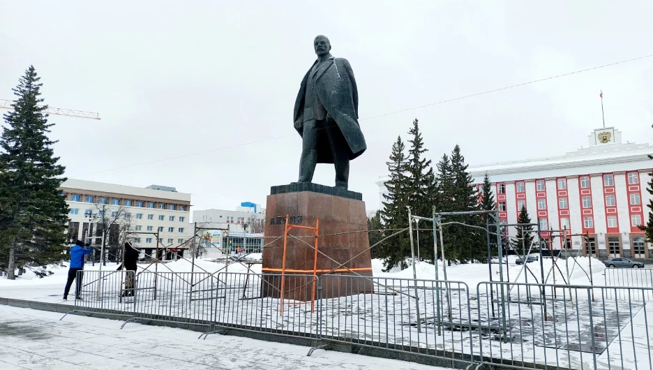 Памятник Ленину.