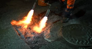 Дорожники Барнаула взялись за ремонт улиц холодным асфальтом.