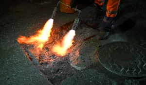 Дорожники Барнаула взялись за ремонт улиц холодным асфальтом.