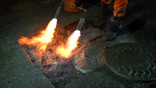 Дорожники Барнаула взялись за ремонт улиц холодным асфальтом.