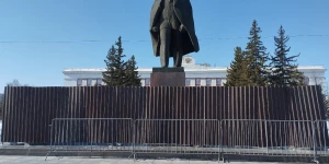Реставрация памятника Ленину.