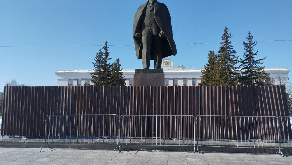 Реставрация памятника Ленину.