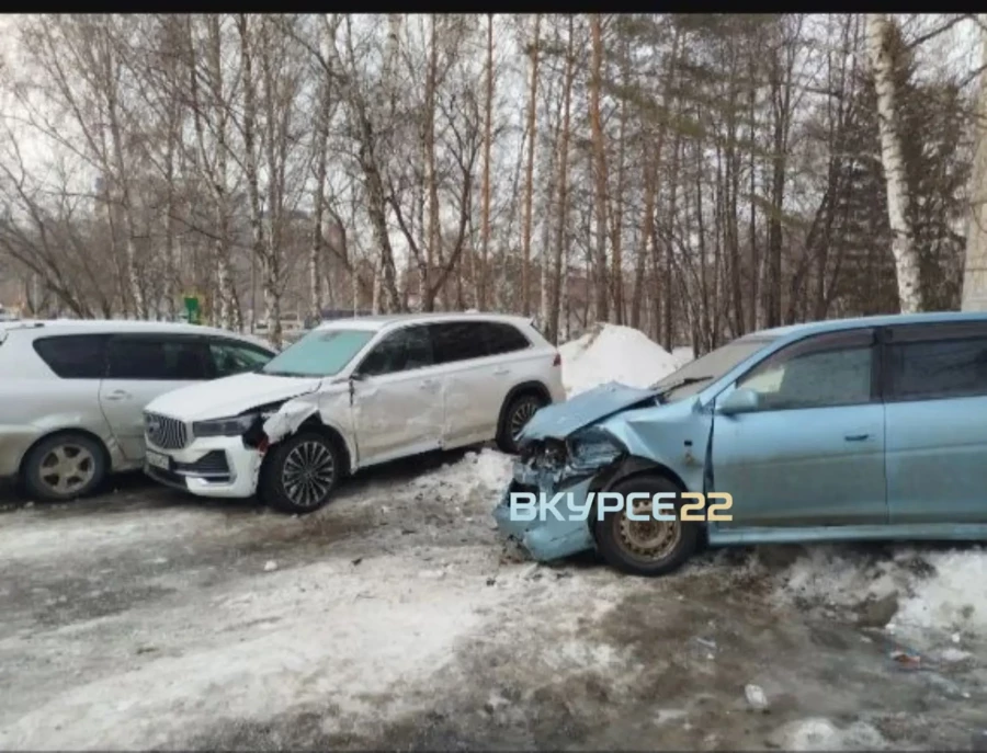 Водитель в Барнауле врезался в пять машин и скрылся.