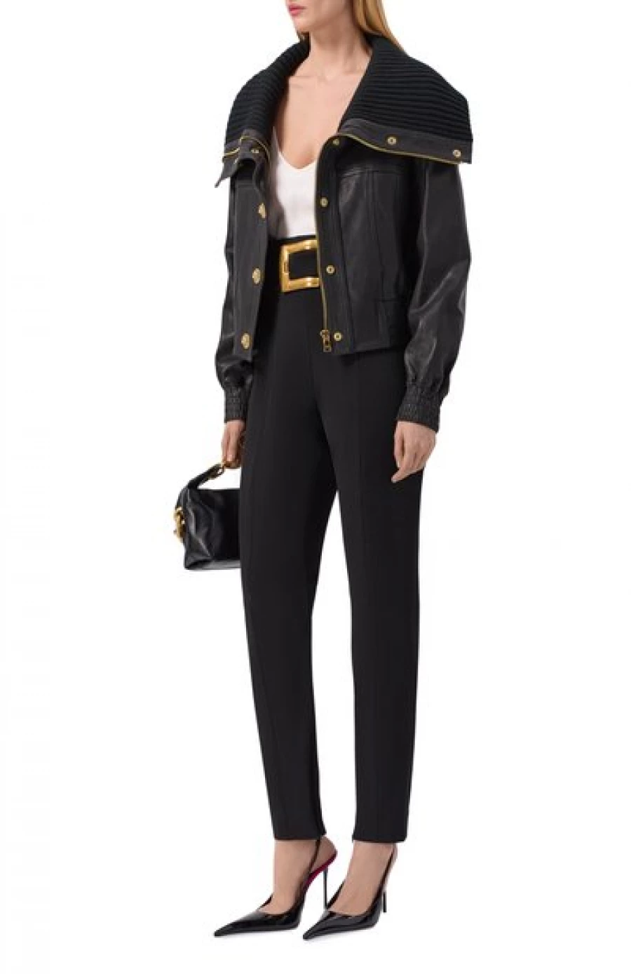 Кожаный бомбер с большим воротником, 525 500 рублей.