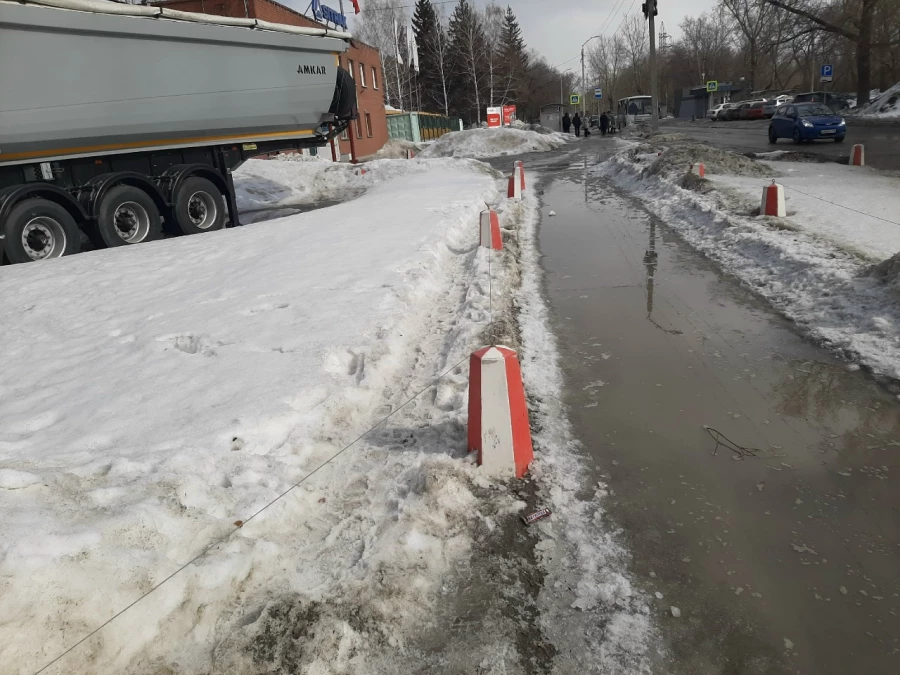 Лужа-тротуар.