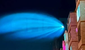 Голубой шлейф в небе.