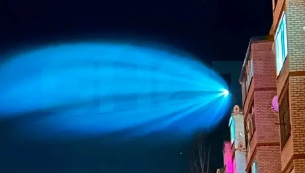 Голубой шлейф в небе.