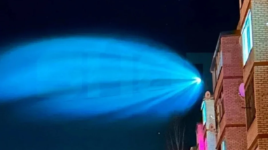 Голубой шлейф в небе.