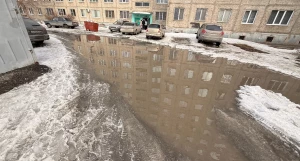 Лужа на ул. Георгия Исакова, 253.