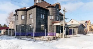 Огромный особняк с «золотым бункером» продается в Барнауле за 65 млн рублей.