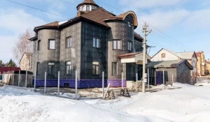 Огромный особняк с «золотым бункером» продается в Барнауле за 65 млн рублей.