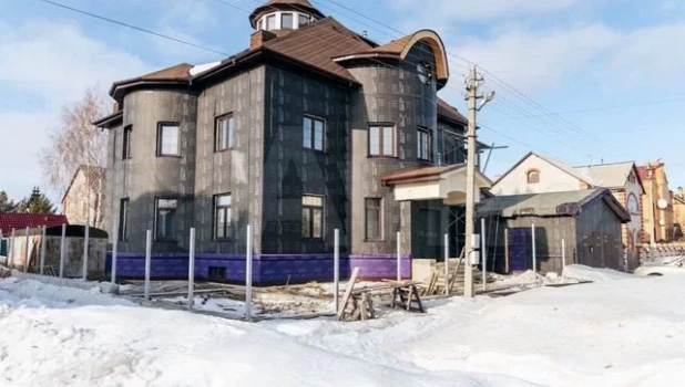 Огромный особняк с «золотым бункером» продается в Барнауле за 65 млн рублей.