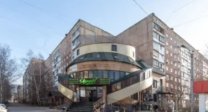 Пятиэтажный торговый центр продают в Барнауле за 130 млн рублей.