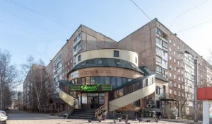 Пятиэтажный торговый центр продают в Барнауле за 130 млн рублей.