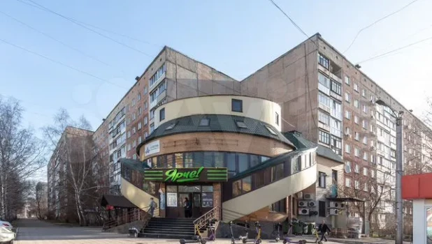 Пятиэтажный торговый центр продают в Барнауле за 130 млн рублей.