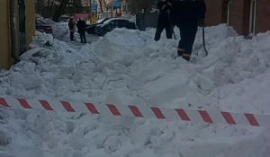 Обрушился снег с крыши.