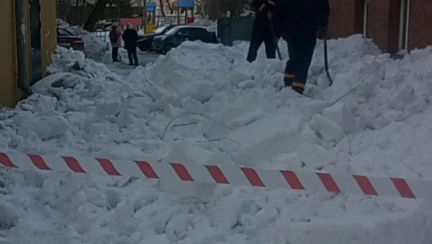 Обрушился снег с крыши.