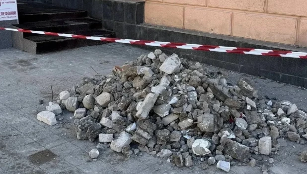 Обрушился фасад на проспекте Ленина, 85.