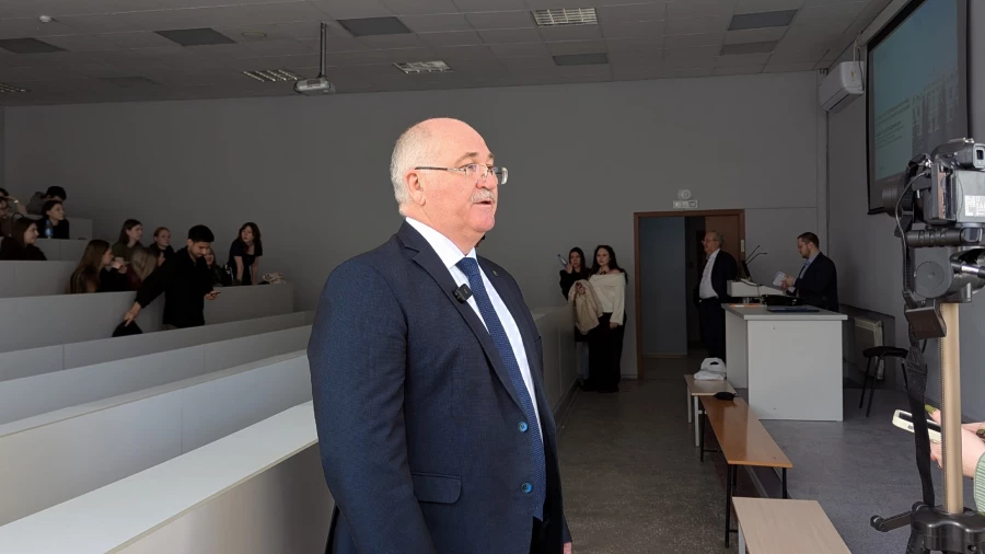 Управляющий алтайским отделением ЦБ РФ оказался на лекции генерального директора «Алтапресс».