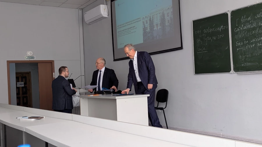 Управляющий алтайским отделением ЦБ РФ оказался на лекции генерального директора «Алтапресс».